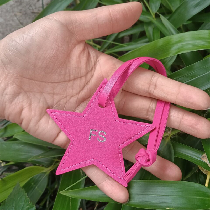 1ชิ้นฟรีชื่อย่อห้าแฉกหนังกระเป - Monogram Keychain Leather บทวิจารณ์และราคา
